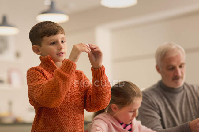 Любопытный кавказский мальчик держит гаджет — стоковое фото