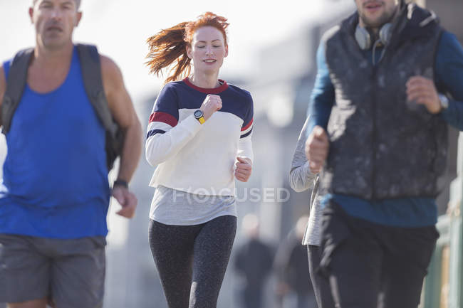 Adulti corridori caucasici correre all'aperto — Foto stock