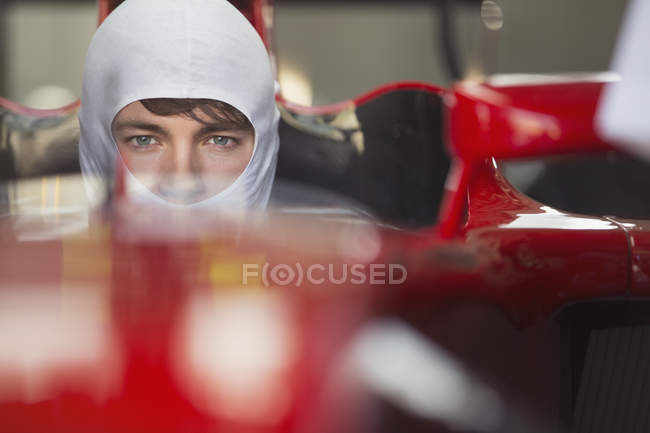 Close up retrato fórmula séria um piloto de carro de corrida usando máscara protetora — Fotografia de Stock