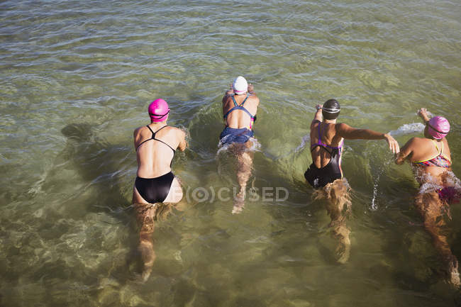 Vista aérea de nadadoras ativas do sexo feminino no mar ao ar livre — Fotografia de Stock