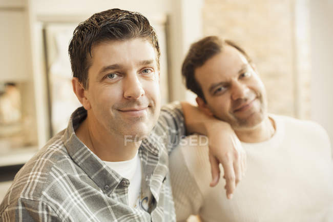 Портрет уверенный мужчина гей пара — стоковое фото