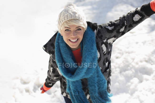 Ritratto di donna sorridente nella neve — Foto stock