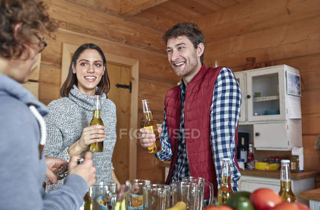 Amis boire de la bière et traîner dans la cuisine cabine — Photo de stock