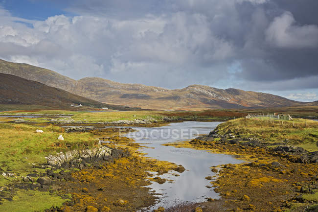 Vista tranquilla soleggiata paesaggio scosceso e ruscello, Loch Aineort, Uist del sud, Ebridi esterne — Foto stock