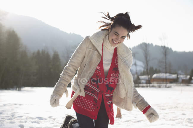 Femme heureuse dans la neige — Photo de stock