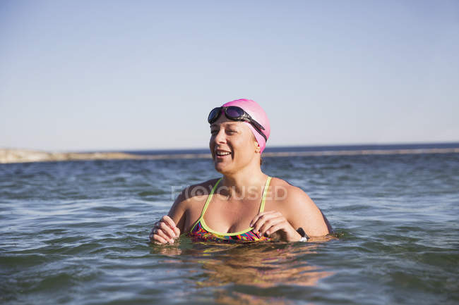 Feminino nadador de pé na água do oceano ao ar livre — Fotografia de Stock