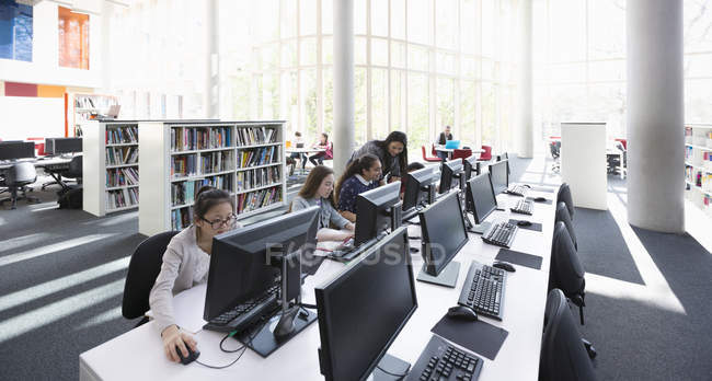 Students working at computers in laboratory — Stock Photo