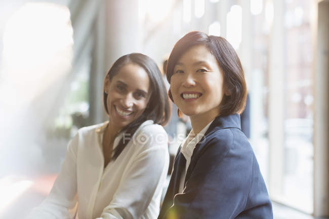 Porträt selbstbewusst lächelnde Geschäftsfrauen im modernen Büro — Stockfoto