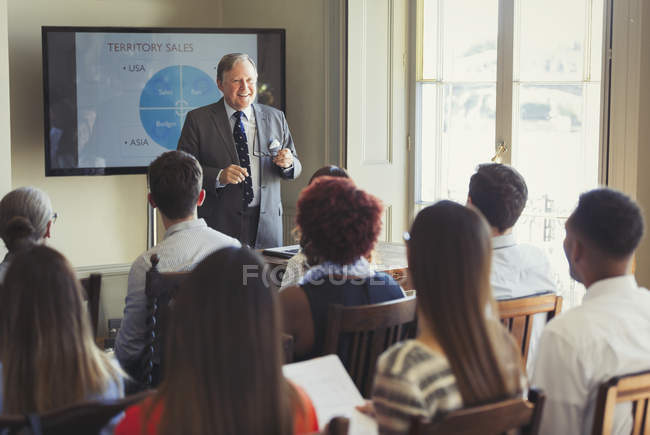 Presentacion de conferencia líder de hombre de negocios en pantalla de televisión - foto de stock