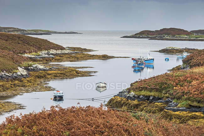Vista de barcos de pesca no lago tranquilo, Loch Euphoirt, North Uist, Hébridas Exteriores — Fotografia de Stock