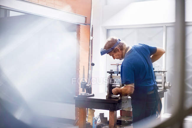Чоловічий ювелір використовує обладнання в ювелірі — стокове фото