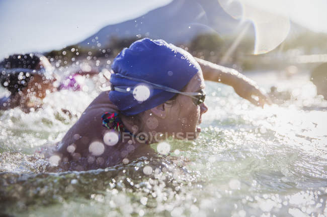 Mulheres nadadoras ativas no oceano ao ar livre durante o dia — Fotografia de Stock