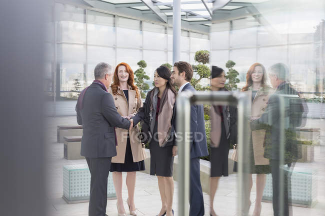 Geschäftsleute grüßen, Händeschütteln in der Lobby — Stockfoto
