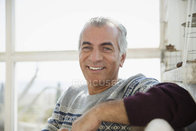 Portrait homme âgé souriant et confiant — Photo de stock