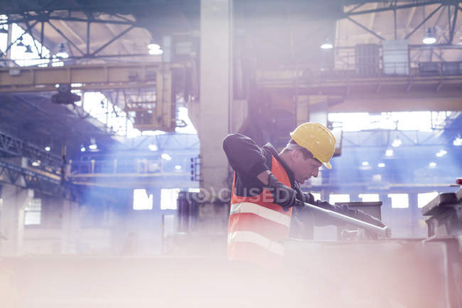 Vista lateral do trabalhador de aço que trabalha na fábrica — Fotografia de Stock