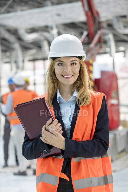 Porträt lächelnde Ingenieurin auf der Baustelle — Stockfoto