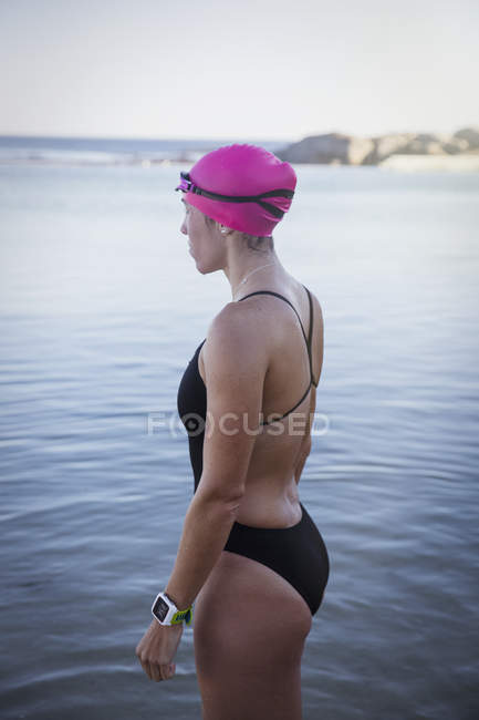 Seitenansicht Schwimmerin im Meer im Freien — Stockfoto
