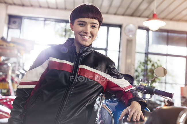 Retrato confiante feminino motocicleta mecânico na oficina — Fotografia de Stock