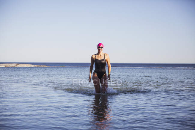 Женщина-пловец, гуляющая по океану на открытом воздухе — стоковое фото