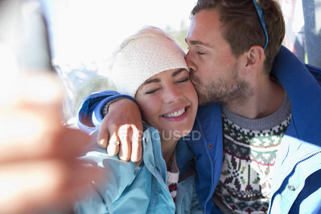 Couple kissing outdoors while making selfie — Stock Photo