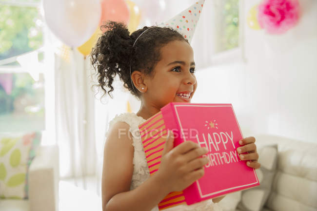 Чутлива дівчина тримає подарунок на день народження — стокове фото