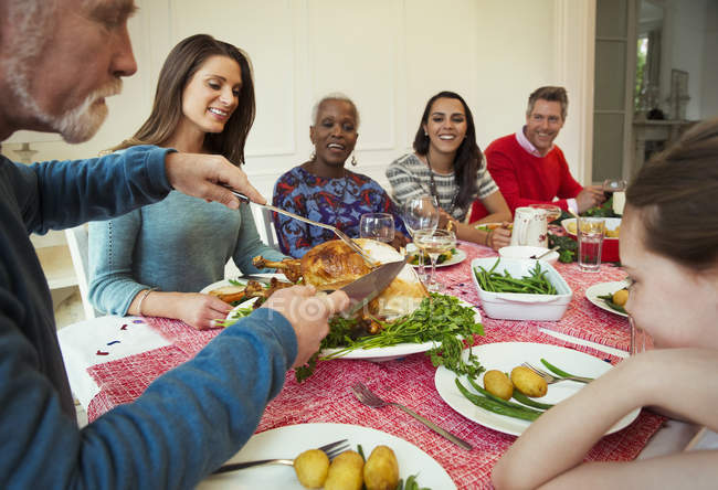 Familie genießt Truthahn-Weihnachtsessen am Tisch — Stockfoto
