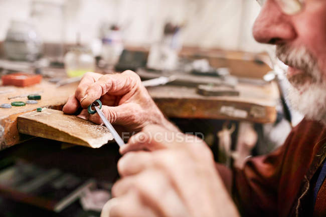 Close up male jeweler making jewelry in workshop — Stock Photo