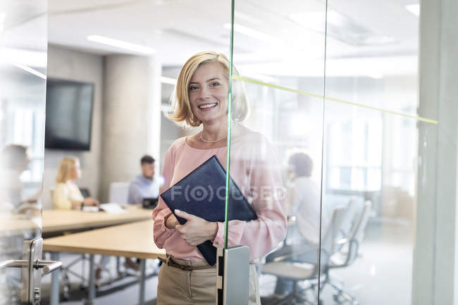 Ritratto donna d'affari sorridente sulla porta della sala conferenze — Foto stock