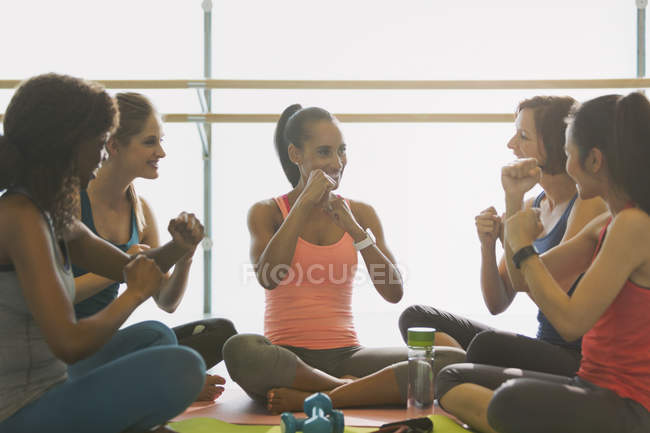 Mulheres gesticulando com punhos em estúdio de ginástica classe exercício — Fotografia de Stock