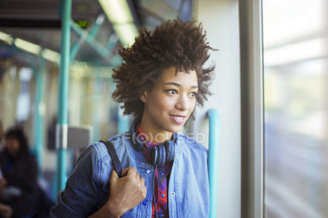 Frau schaut aus Zugfenster — Stockfoto