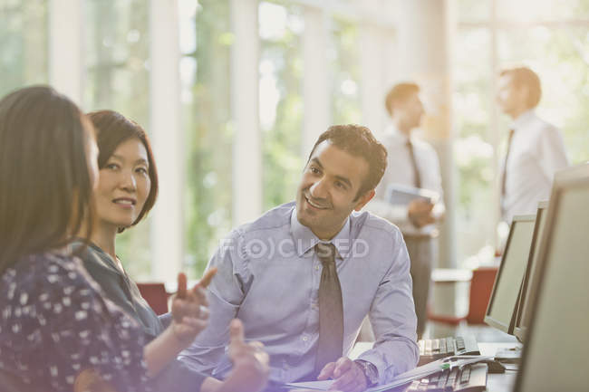 Uomini d'affari che parlano in riunione d'ufficio — Foto stock