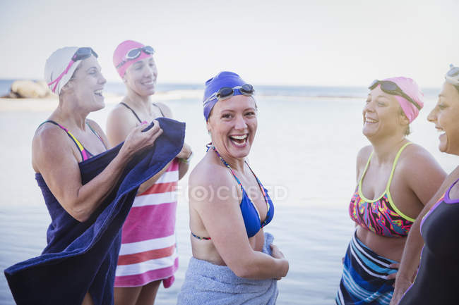 Heureux femmes nageurs actifs à l'océan en plein air — Photo de stock