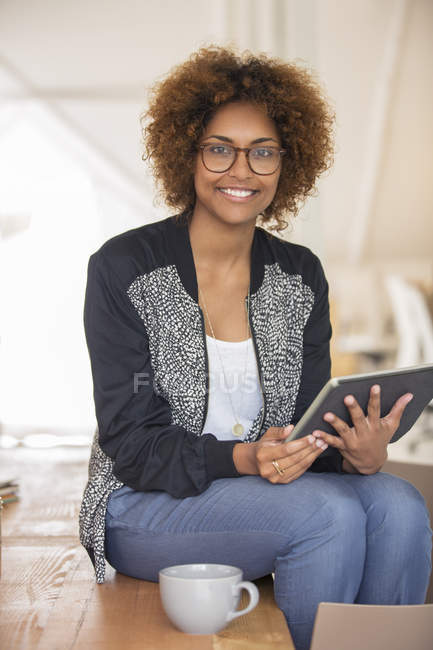 Портрет посміхаючись службовця з цифровий планшетний — стокове фото