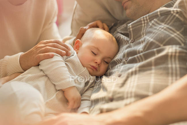 Cansado durmiendo bebé hijo siesta con padre - foto de stock
