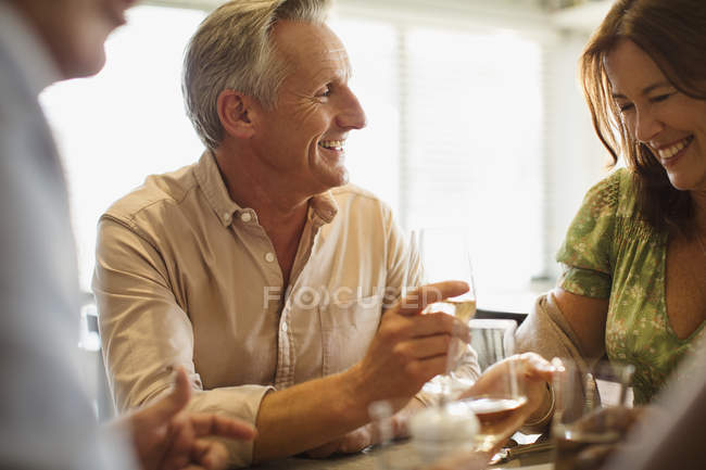 Sorridente coppia matura bere vino, cenare al tavolo del ristorante — Foto stock