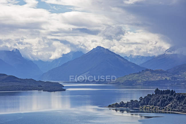 Живописный вид на озеро и горы, Глаччи, Южный остров Новой Зеландии — стоковое фото