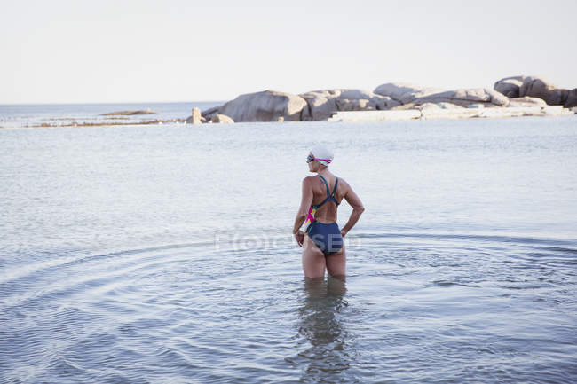 Жіночий плавець з відкритою водою стоїть — стокове фото