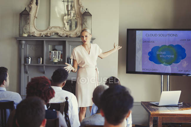 Geschäftsfrau moderiert Konferenzpräsentation am Fernsehschirm — Stockfoto