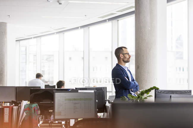 Nachdenklicher Geschäftsmann schaut aus dem Bürofenster — Stockfoto