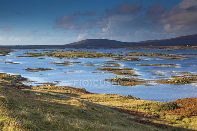 Tranquil lake scene, Lochboisdale, South Uist, Outer Hebrides — Stock Photo