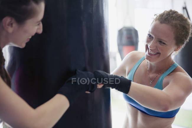 Улыбающиеся боксеры бьются кулаками в спортзале — стоковое фото