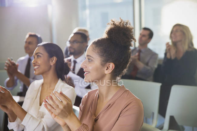 Бізнес-леді чіпляються за аудиторію конференції — стокове фото