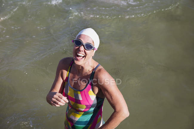 Над головой вид улыбающейся активной пловчихи на открытом воздухе — стоковое фото