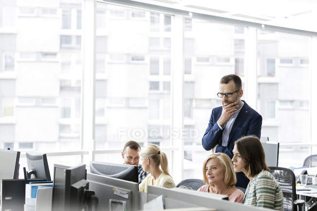 Business people working at computer in office — Stock Photo