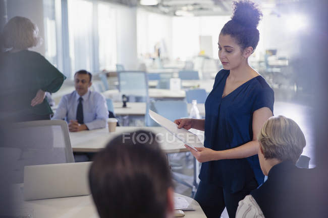 Geschäftsfrau mit Papierkram leitet Bürotreffen — Stockfoto