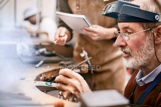 Juwelier arbeitet in Werkstatt — Stockfoto