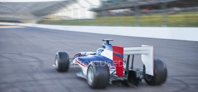 Fórmula uno coche de carreras en pista deportiva - foto de stock