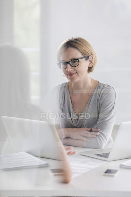 Porträt selbstbewusste Geschäftsfrau, die in modernen Büros am Laptop arbeitet — Stockfoto