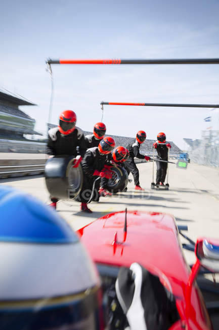 Бригада гонщиков с шинами готова к старту Формулы-1 на пит-лейн. — стоковое фото