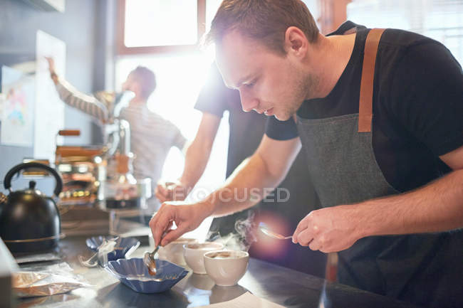 Орієнтована чоловіча кавоварка тестує каву — стокове фото